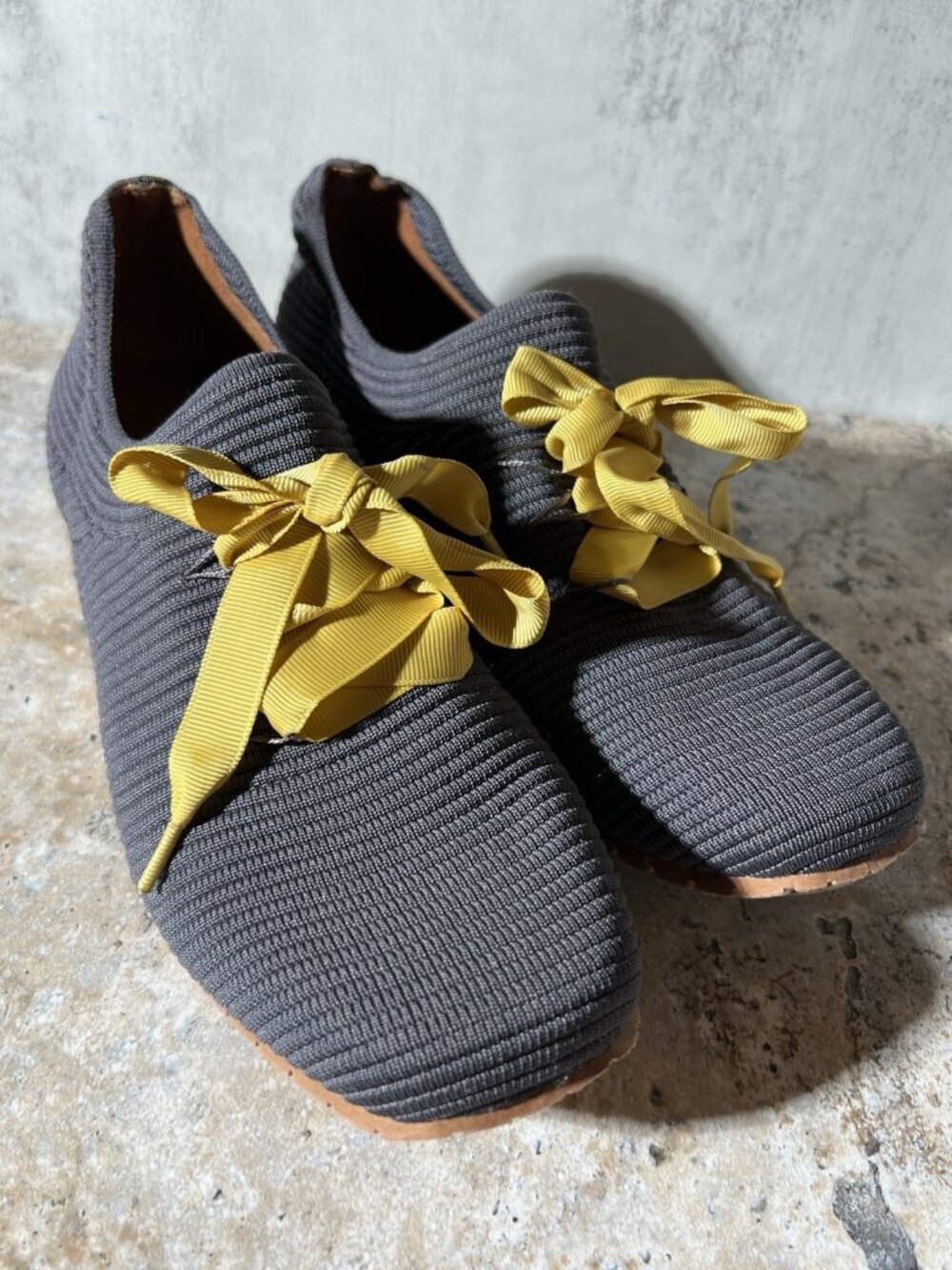 LāAmour Des Pieds Womenās Size 7 M Gray Woven Stretch Ribbon Sneakers